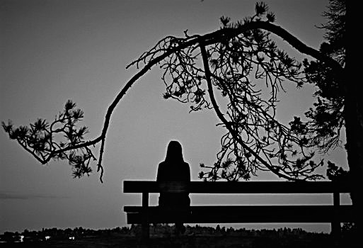 Mujer-sentada-banco-sola