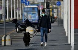 HOMBRE CON MASCARILLA Y PERRO