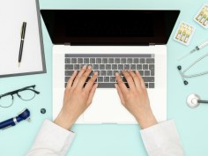 doctora-trabajando-lugar-trabajo-ordenador-portatil_146377-3821